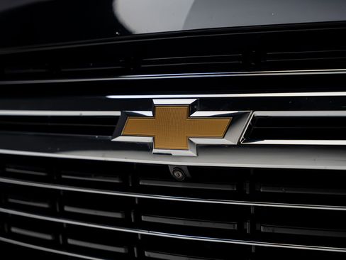 Used 2024 Chevrolet Suburban LT w/ Luxury Package RWD image 13