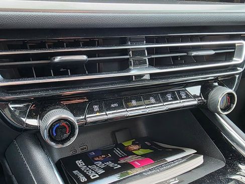 Used 2025 Chevrolet Traverse LT image 21