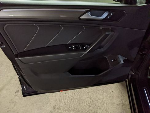 Certified 2022 Volkswagen Tiguan SE R-Line image 9