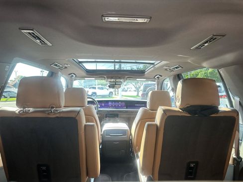 Used 2025 Cadillac Escalade ESV Premium Luxury w/ LPO, Radiant Package AWD/4WD image 20