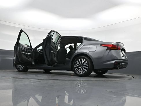Used 2024 Nissan Altima 2.5 SV FWD image 43