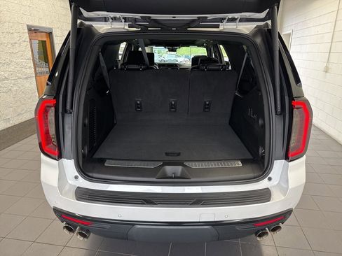 Used 2024 GMC Yukon XL Denali w/ Advanced Technology Package image 9