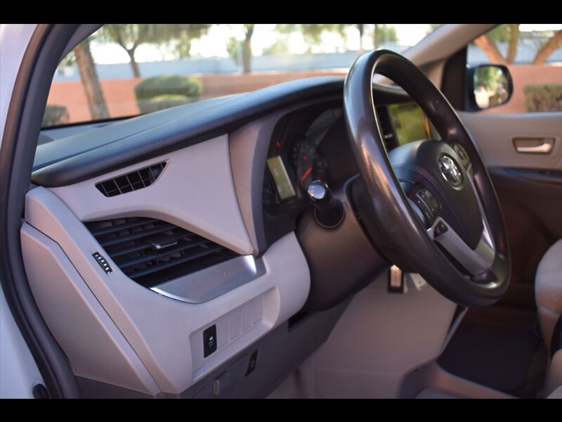 Used 2017 Toyota Sienna LE FWD image 14
