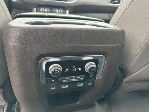 Used 2021 GMC Yukon SLT w/ SLT Premium Package image 18
