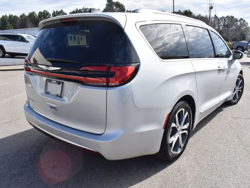 Used 2024 Chrysler Pacifica Pinnacle image 9