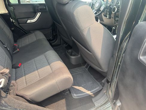 Used 2011 Jeep Wrangler Unlimited Rubicon w/ Connectivity Group AWD/4WD image 37