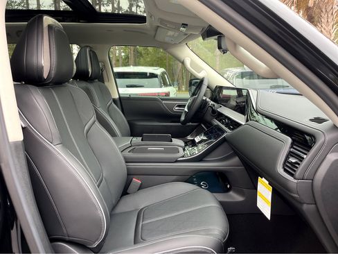 New 2025 INFINITI QX80 Sensory image 19