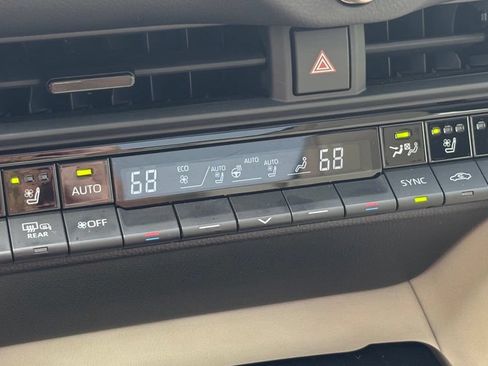 Used 2025 Toyota Crown AWD/4WD image 30