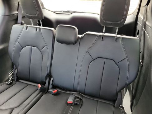 Used 2026 Chrysler Pacifica Select image 8