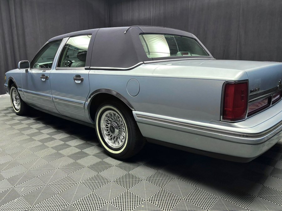 Used 1997 Lincoln Town Car Executive RWD image 19