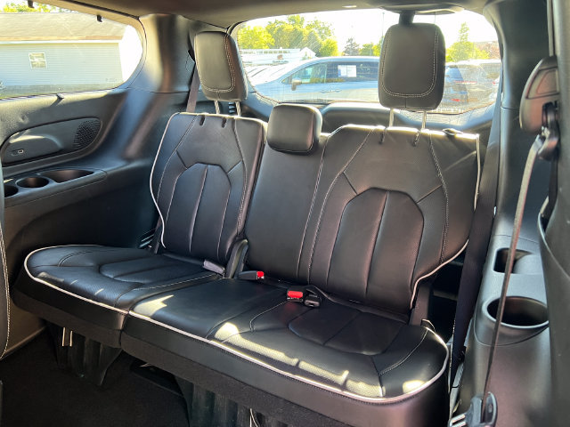 Used 2025 Chrysler Pacifica Limited FWD image 7