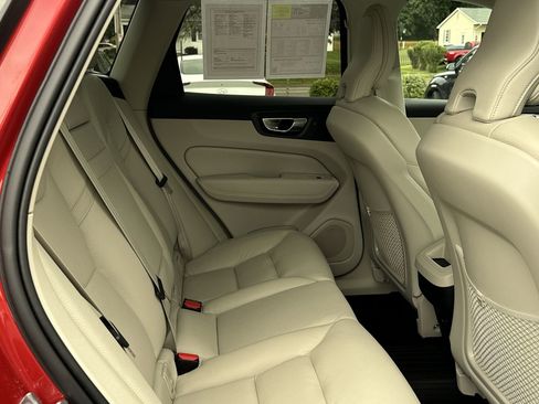 Used 2021 Volvo XC60 T6 Momentum w/ Premium Package image 23