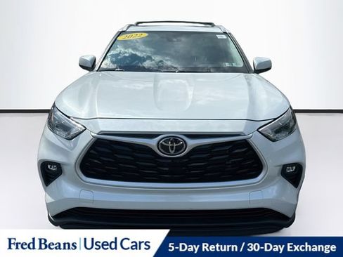 Used 2022 Toyota Highlander XLE AWD/4WD image 2