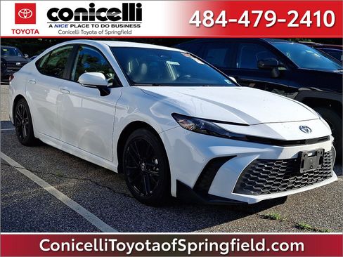 Used 2025 Toyota Camry SE FWD image 1