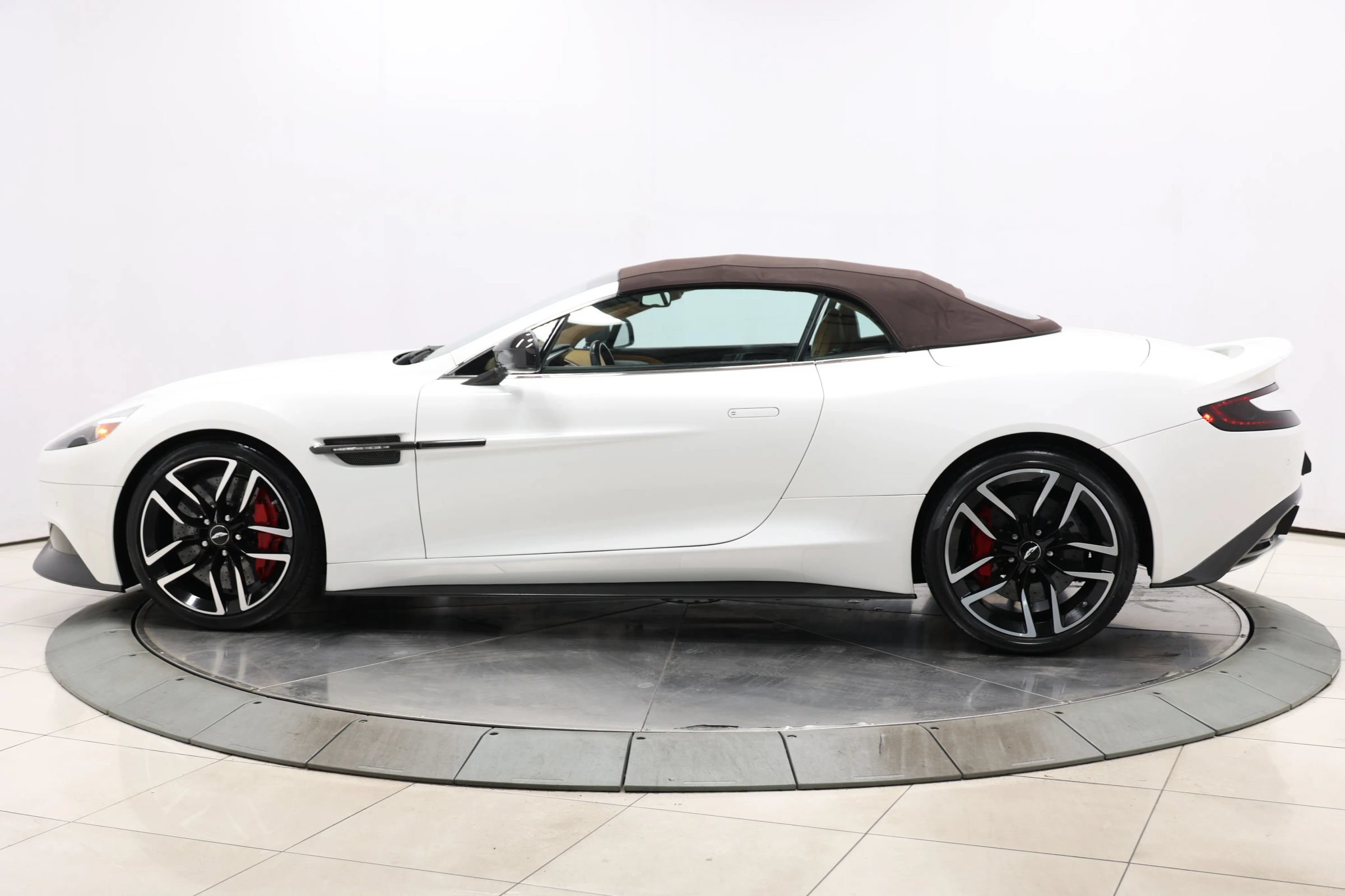 Used 2015 Aston Martin Vanquish Volante RWD image 9