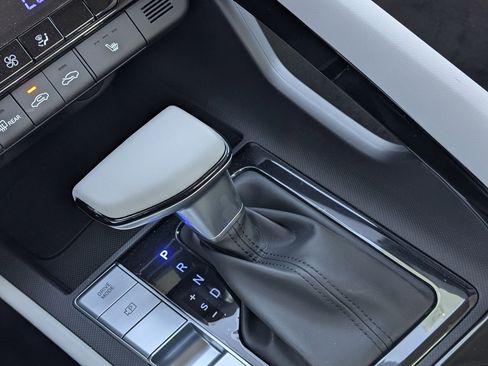 Certified 2025 Hyundai Elantra Limited FWD image 24
