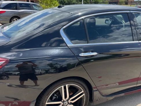 Used 2017 Honda Accord Touring image 9