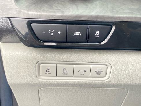 Used 2024 Kia Carnival EX FWD image 23