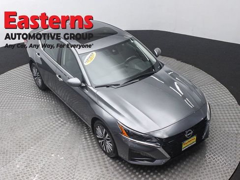 Used 2024 Nissan Altima 2.5 SV w/ SV Premium Package AWD/4WD image 3