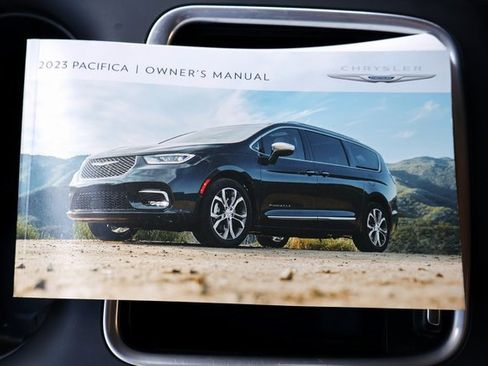 Used 2023 Chrysler Pacifica Touring-L image 34