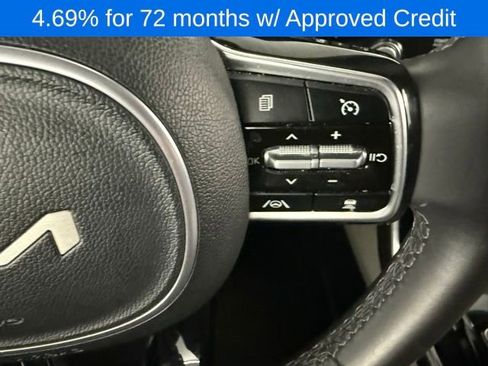 Used 2024 Kia Carnival EX image 19