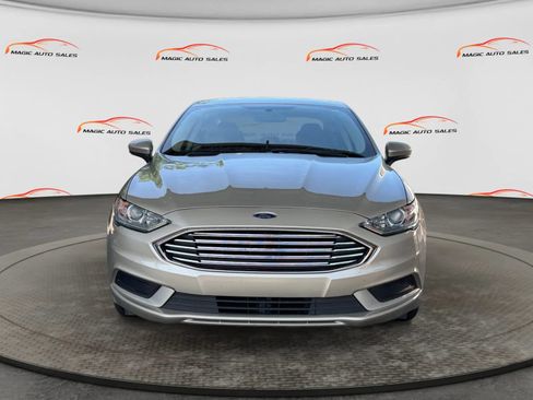 Used 2017 Ford Fusion SE w/ Fusion SE Technology Package FWD image 3