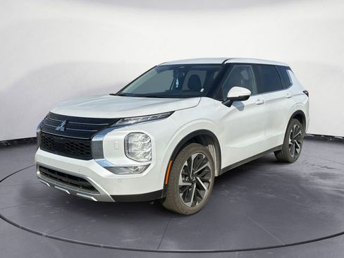 Used 2024 Mitsubishi Outlander SE image 1