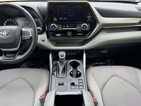 Used 2023 Toyota Highlander LE image 3