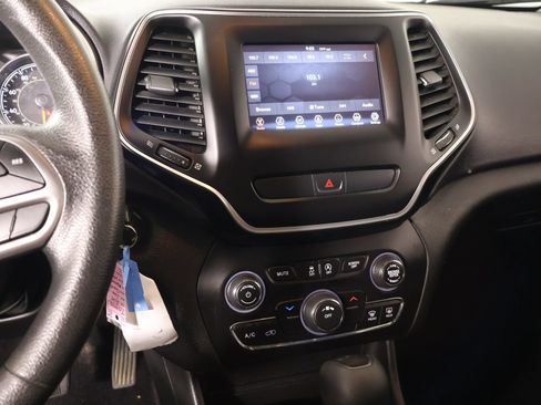 Used 2019 Jeep Cherokee Latitude w/ Popular Appearance Group FWD image 5