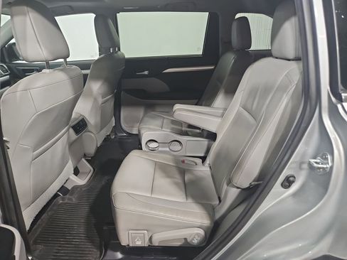 Used 2017 Toyota Highlander XLE image 24