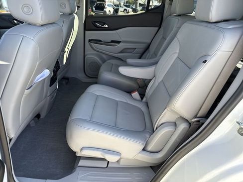 Used 2022 GMC Acadia SLT w/ Technology Package image 16