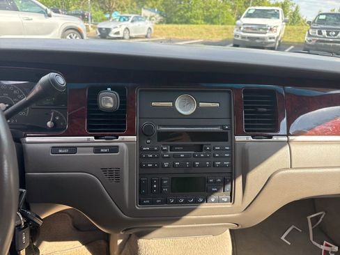 Used 2004 Lincoln Town Car Signature RWD image 9