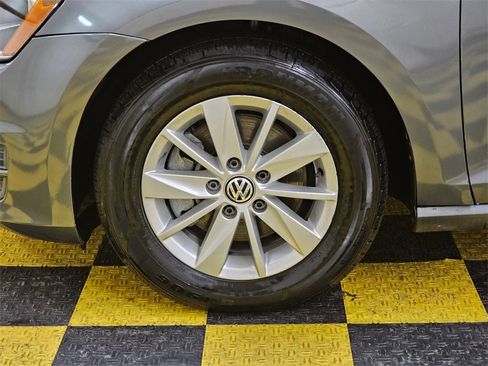 Used 2015 Volkswagen Golf SE image 9