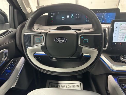 Used 2025 Ford Expedition Platinum image 18