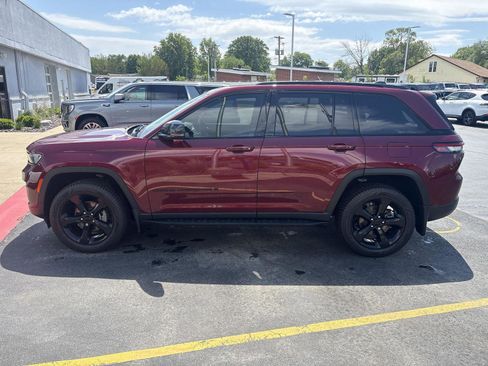Used 2023 Jeep Grand Cherokee Altitude AWD/4WD image 3