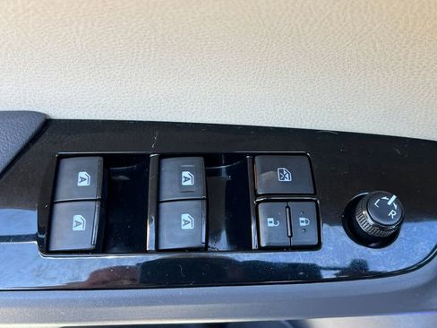 Used 2016 Toyota Prius Four FWD image 12