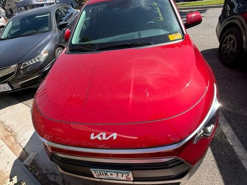 Used 2025 Kia Niro LX FWD image 2