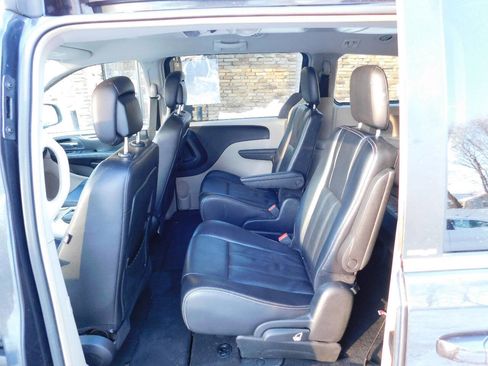 Used 2014 Chrysler Town & Country Touring image 27