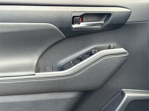 Used 2024 Toyota Highlander XLE image 27