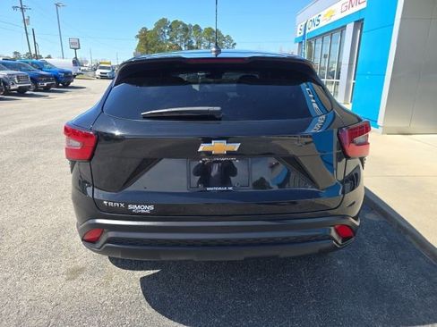 Used 2024 Chevrolet Trax LS w/ LS Convenience Package image 4