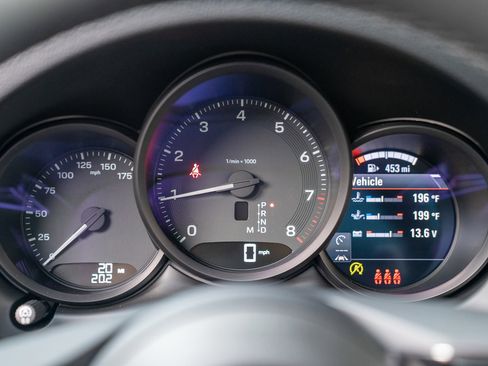 Certified 2025 Porsche Macan image 13