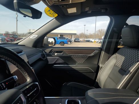 Used 2024 GMC Acadia Denali w/ Super Cruise Package image 28