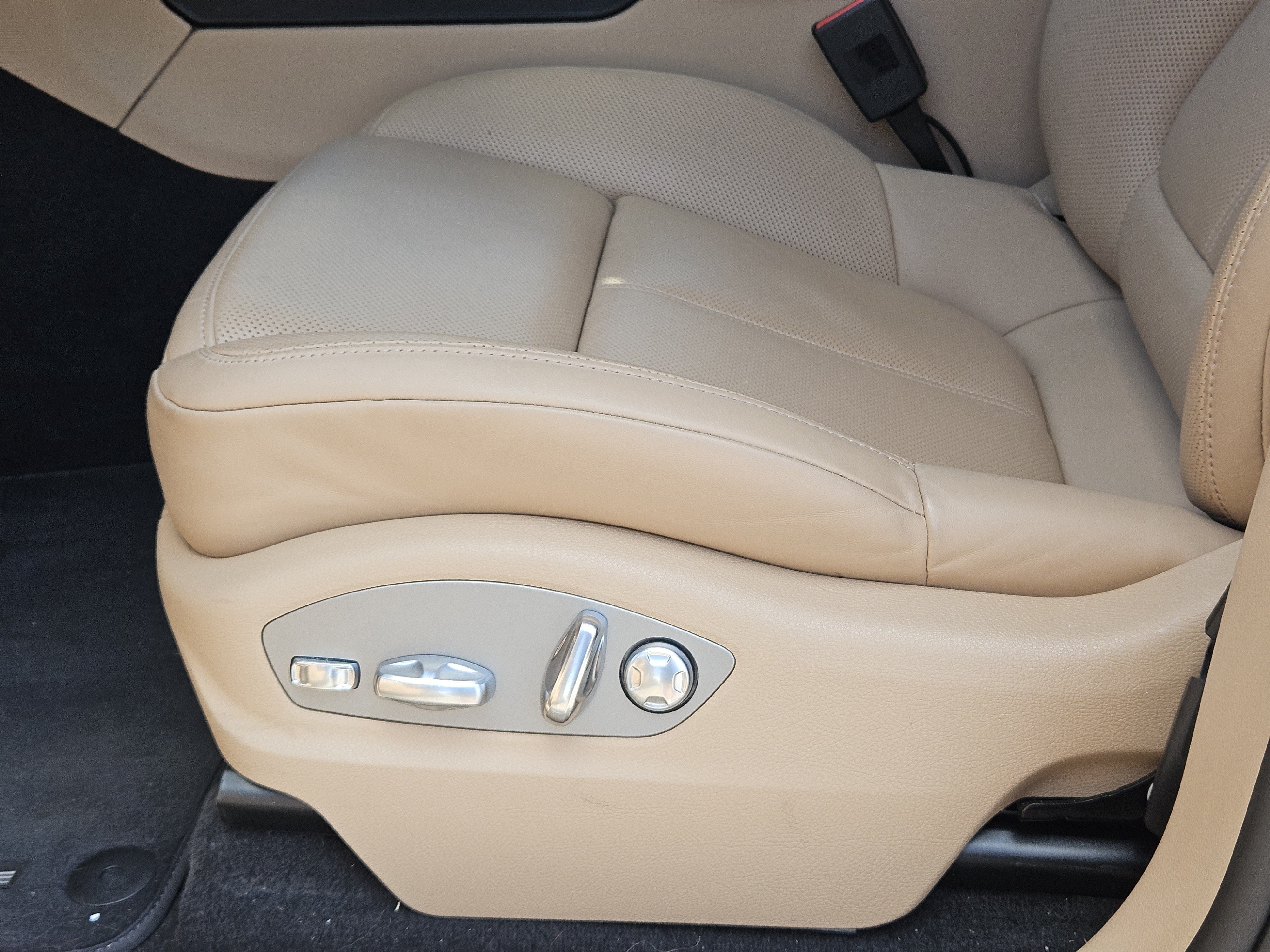Certified 2026 Porsche Macan AWD/4WD image 23