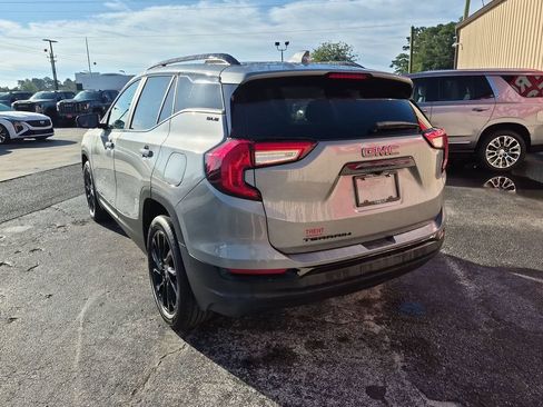 Used 2024 GMC Terrain SLE w/ Driver Convenience Package FWD image 2