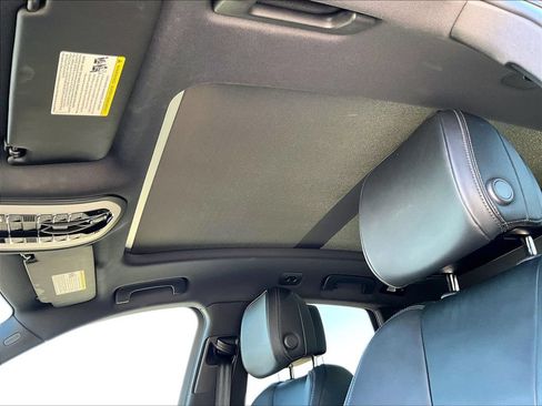 Certified 2022 Porsche Macan S AWD/4WD image 18