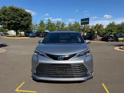 Used 2025 Toyota Sienna Platinum AWD/4WD image 2