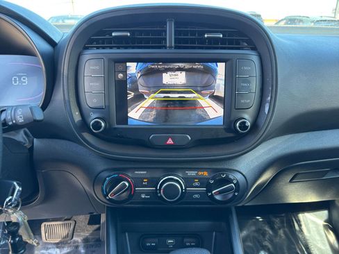 Used 2025 Kia Soul LX w/ LX Technology Package FWD image 17