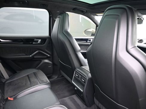 Used 2021 Porsche Cayenne GTS image 7