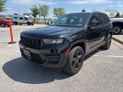 New 2025 Jeep Grand Cherokee Altitude AWD/4WD image 12