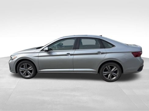 Used 2024 Volkswagen Jetta SE FWD image 2